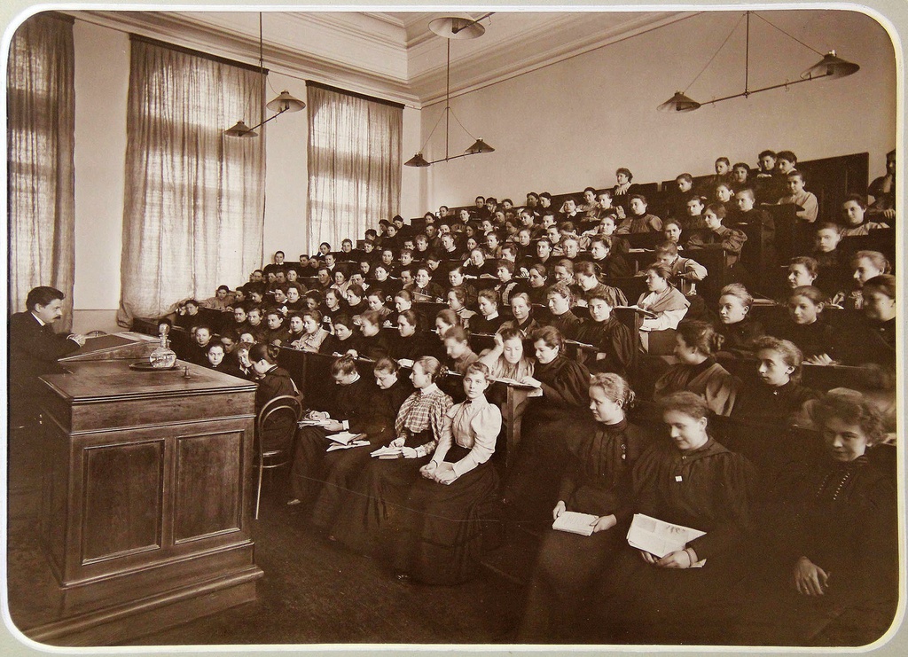 Teilnehmerinnen eines höheren Frauenkurses an der St. Petersburger Staatlichen Universität, um 1900